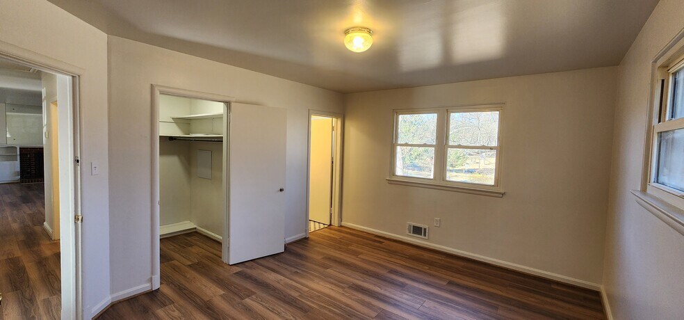 Building Photo - 1001 Orchard Way