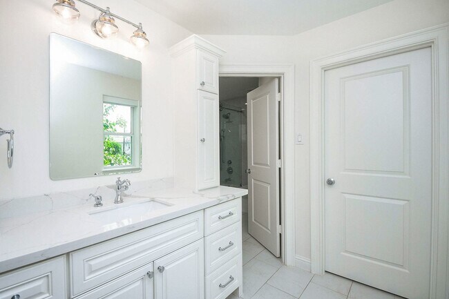 Building Photo - 422 Mignon Ln