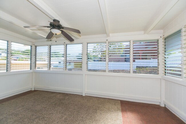 Building Photo - Amazing views, spacious floorplan, bonus f...