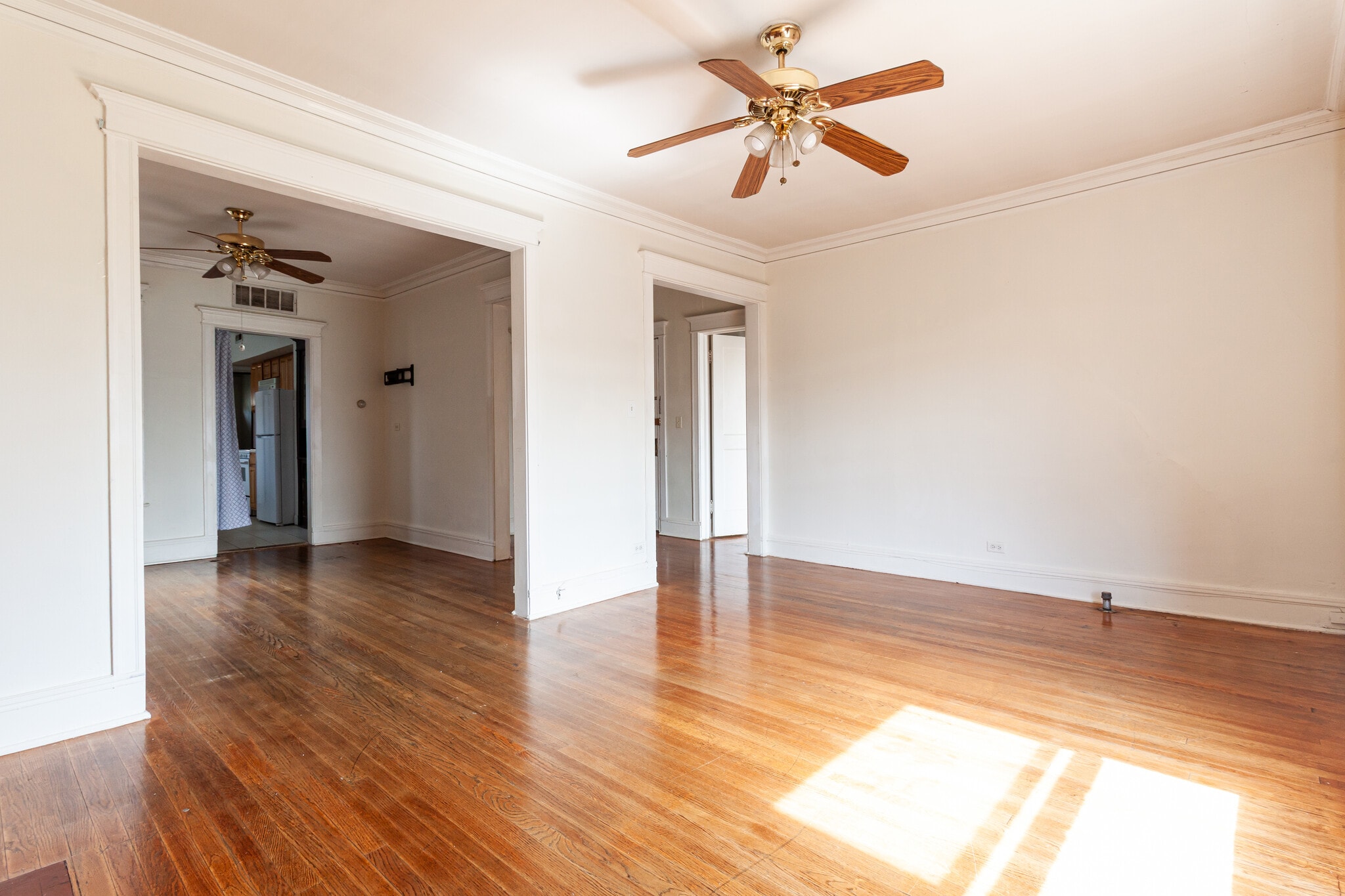 Building Photo - 910 W Belle Plaine Ave