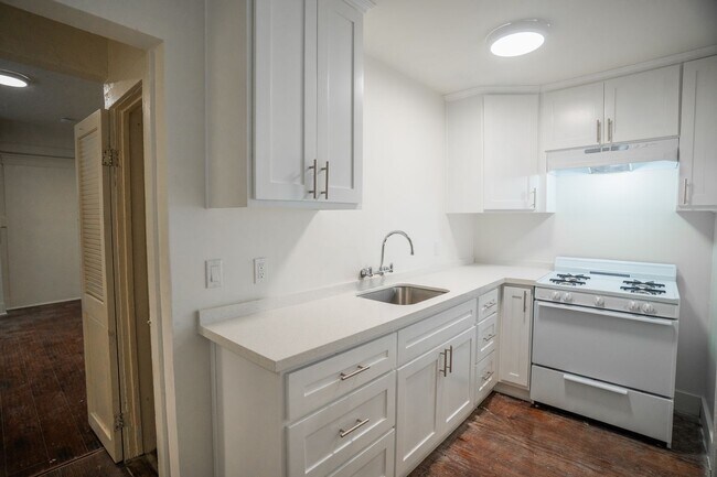 Building Photo - 501 W 8th St