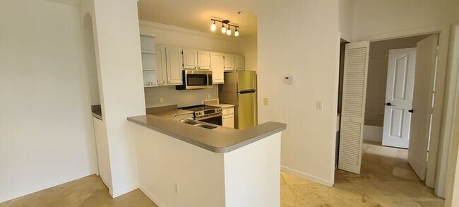 Building Photo - Spacious 2-Bed, 2-Bath Condo with Water Vi...