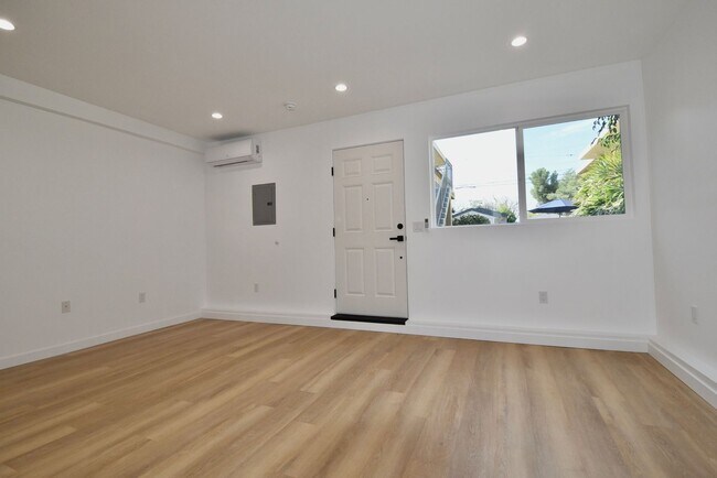 Building Photo - 4565 Hazeltine Ave