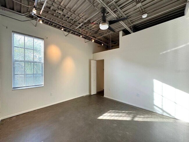 Building Photo - 2511 W Azeele St