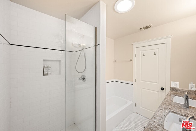 Building Photo - 944 S Hudson Ave