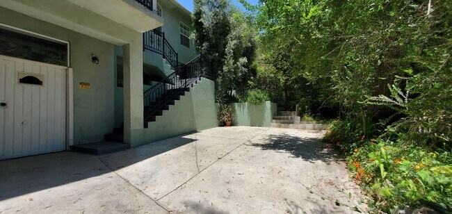 Building Photo - 8057 Willow Glen Rd