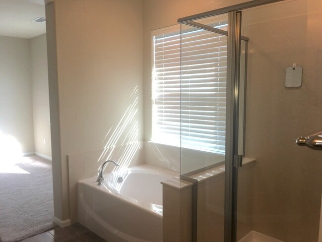 Building Photo - Gorgeous Townhouse - Built 2017 Southwest ...