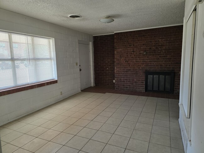 Building Photo - 712 S Washington Ave
