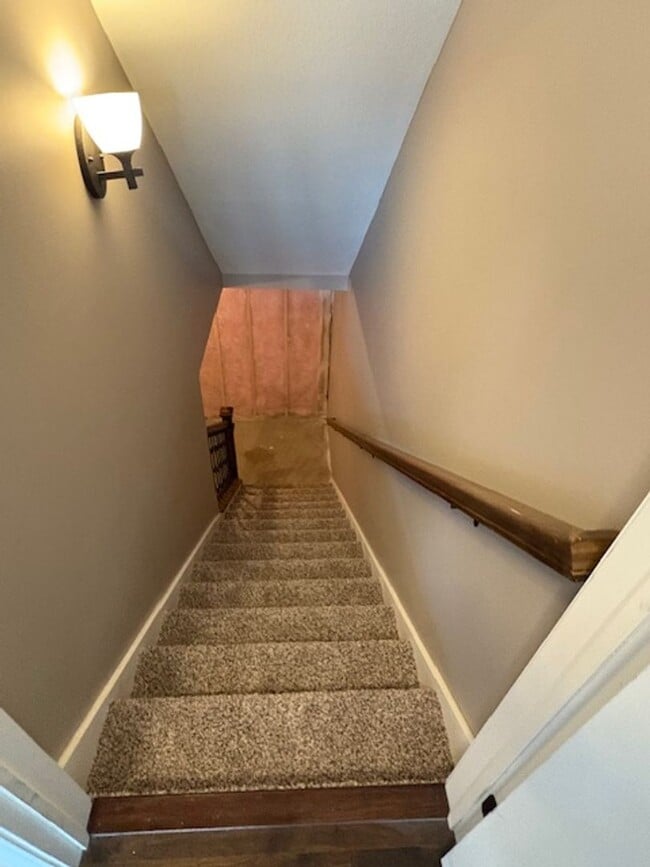 Building Photo - 3 Bedroom / 3 Bath Duplex in Washington