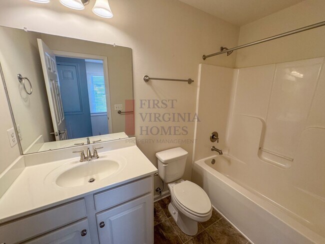 Building Photo - Two story townhouse w/ 3 bedrooms,2.5 baths