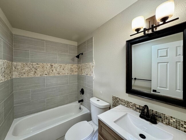 Building Photo - Downtown Poulsbo water view condo...comple...