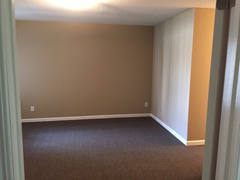 Master Bedroom - 1068 Pierce Dr