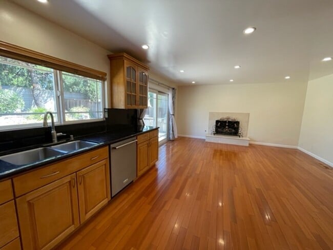 Building Photo - Wonderful 4 bedroom, single level home in ...