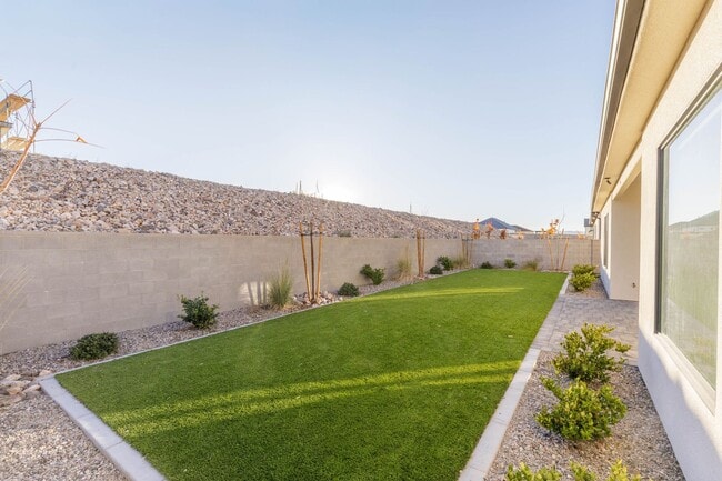 Building Photo - Gorgeous 5 bed 3.5 bath in Desert Canyons