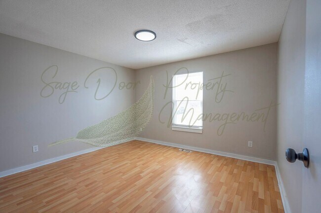 Building Photo - CHARMING TOWNHOME IN LEES SUMMIT!!