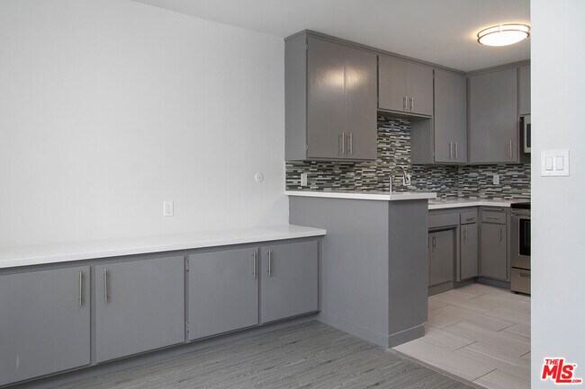 Building Photo - 450 S Los Robles Ave