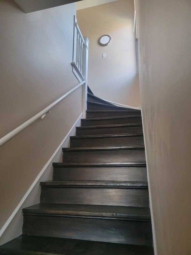 Building Photo - 1540 N Keeler Ave