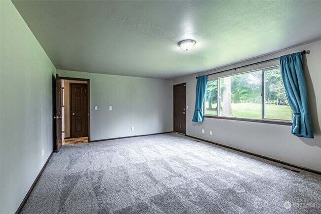 Building Photo - Immaculate & HUGE 5-Bedroom Home in Desira...