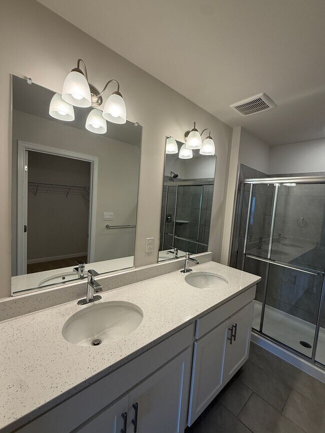 Building Photo - Beautiful 4BR Home with Garage & Modern Kitchen in Greenway Farms