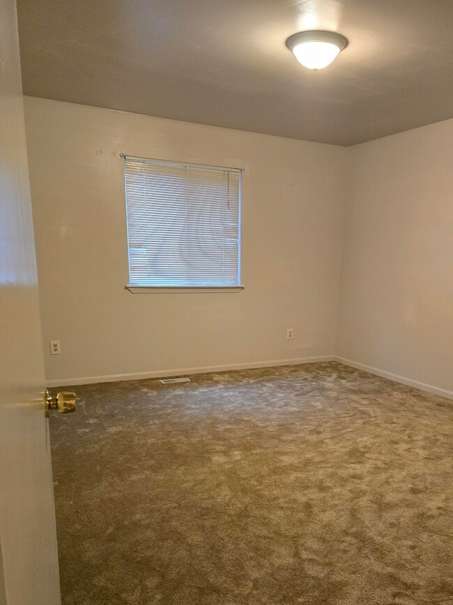 Building Photo - 11921 Belmont Ave