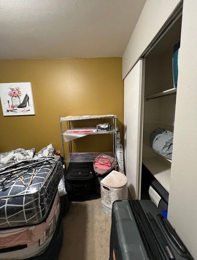 Building Photo - Top floor Condo in desirable area