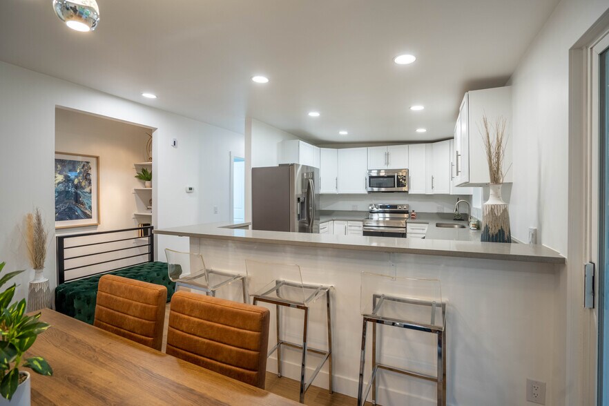 Building Photo - 961 E 5650 S