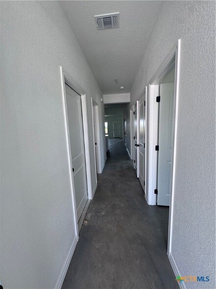 Building Photo - 907 Smoke Tree Ln
