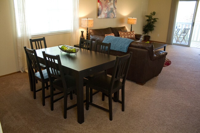 Building Photo - Beautiful Upstairs 2 Bedroom 1 Bath Apartments Available Now!!