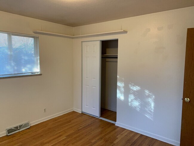 Building Photo - STUDENTS WELCOME! Spacious 5 Bed 2 Bath Ranch Home