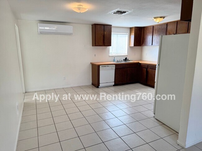Building Photo - Spacious 2 Bed 1 Bath Home With Indoor Lau...