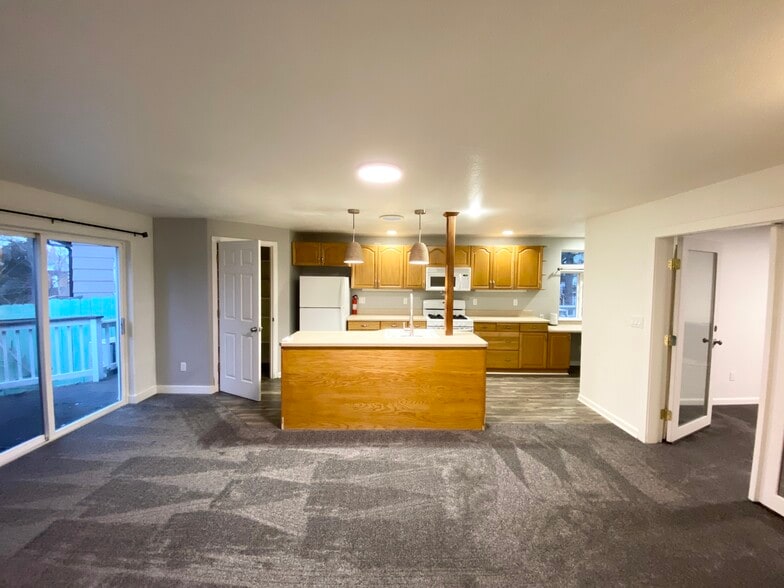 Building Photo - 2464-2 NE Ravenwood Dr