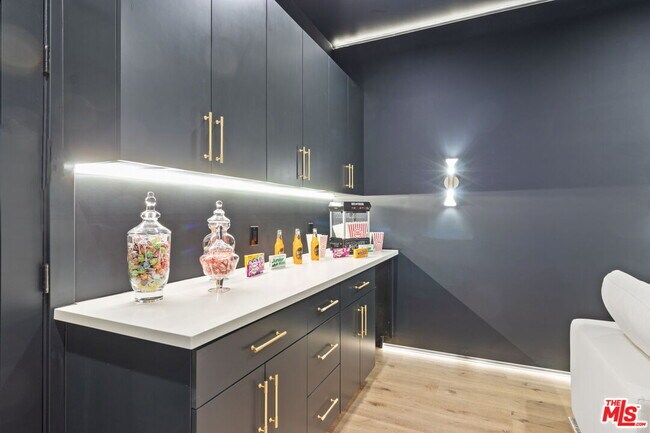 Building Photo - 4535 Haskell Ave