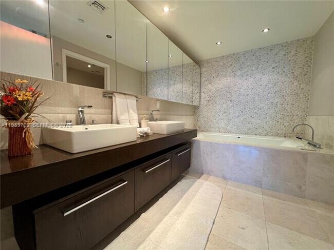 Building Photo - 17121 Collins Ave