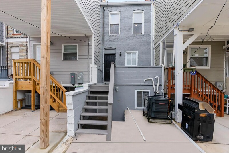 Building Photo - 708 S Curley St