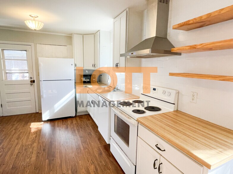 Building Photo - 126 Forestdale Dr