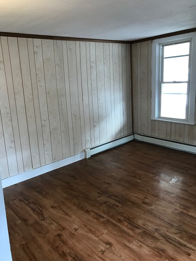 Building Photo - 6 W Shore St