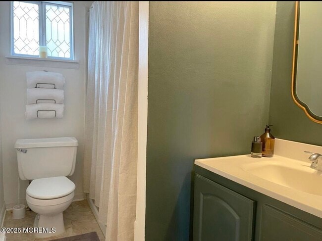 Building Photo - 227 Shore Dr