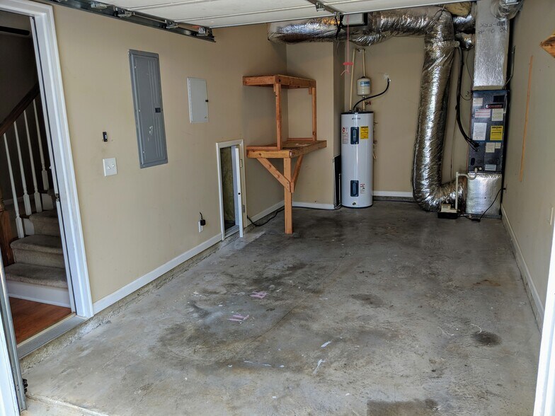 1 car garage - 144 Hood Park Dr