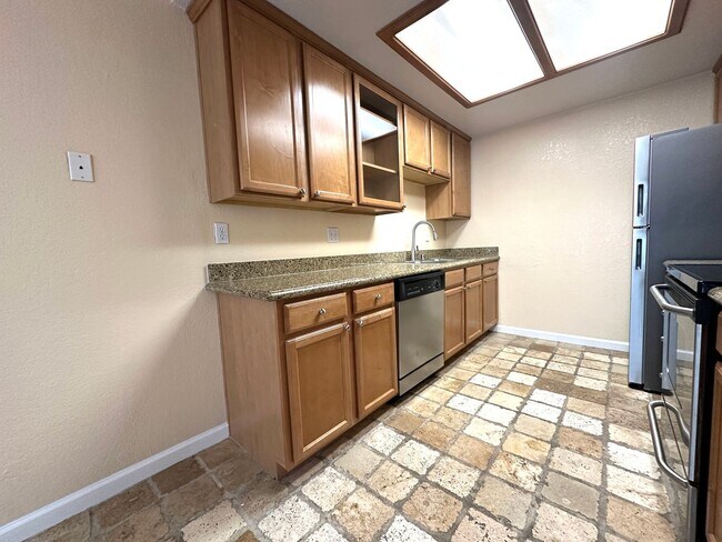 Building Photo - Conveniently located condo in Modesto