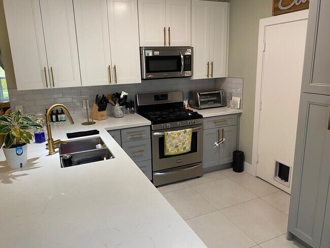 Building Photo - 10931 Jewel Box Ln