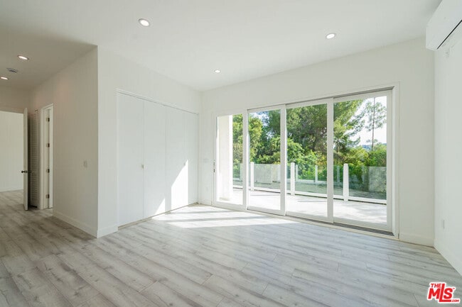 Building Photo - 4724 El Caballero Dr