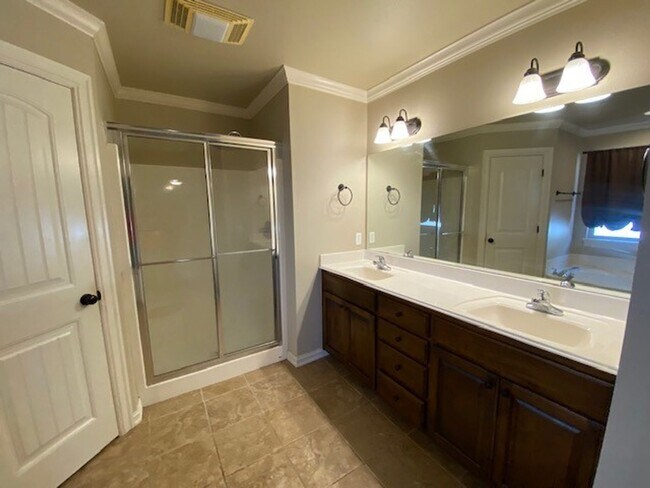 Building Photo - 3 Bed | 2 Bath | Jenks