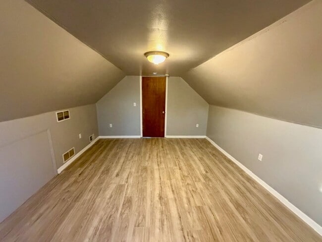 Building Photo - 2 Bedroom 1 Bath House For Lease Call 313-429-3244 KPM Detroit For Easy Showings