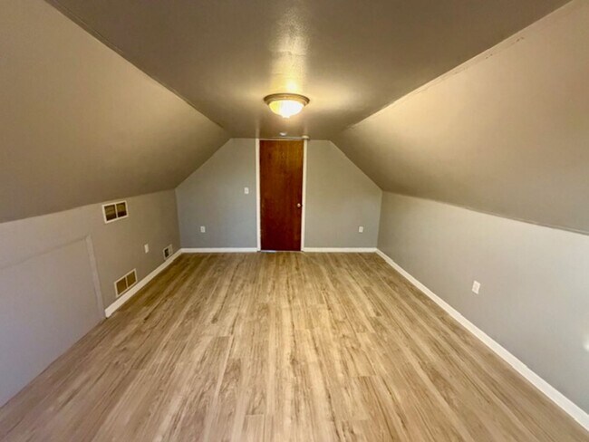 Building Photo - 2 Bedroom 1 Bath House For Lease