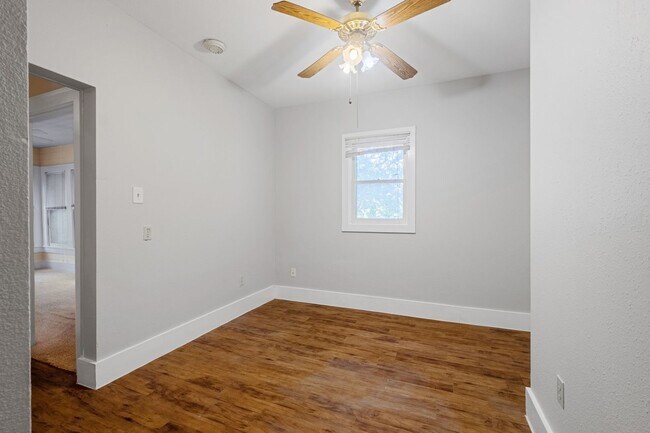 Building Photo - 4 Bedroom, 3 Bath in North Campus / Hyde Park