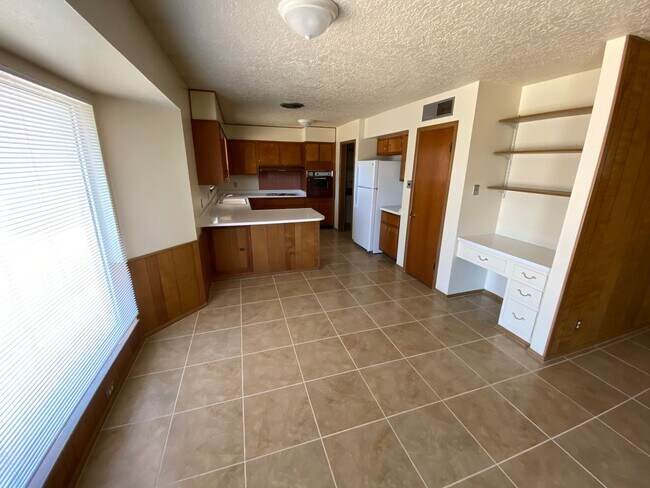 Building Photo - Northeast El Paso 3bed/2bath w/LOTS of liv...
