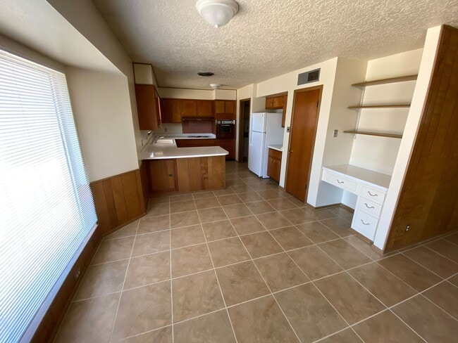 Building Photo - Northeast El Paso 3bed/2bath w/LOTS of living space!
