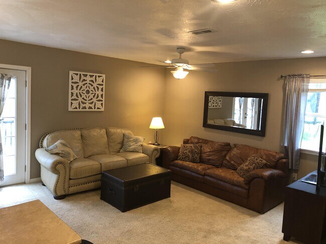 Building Photo - 2020 Grandview Dr