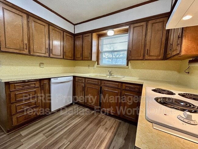 Building Photo - 2608 Oaks Dr