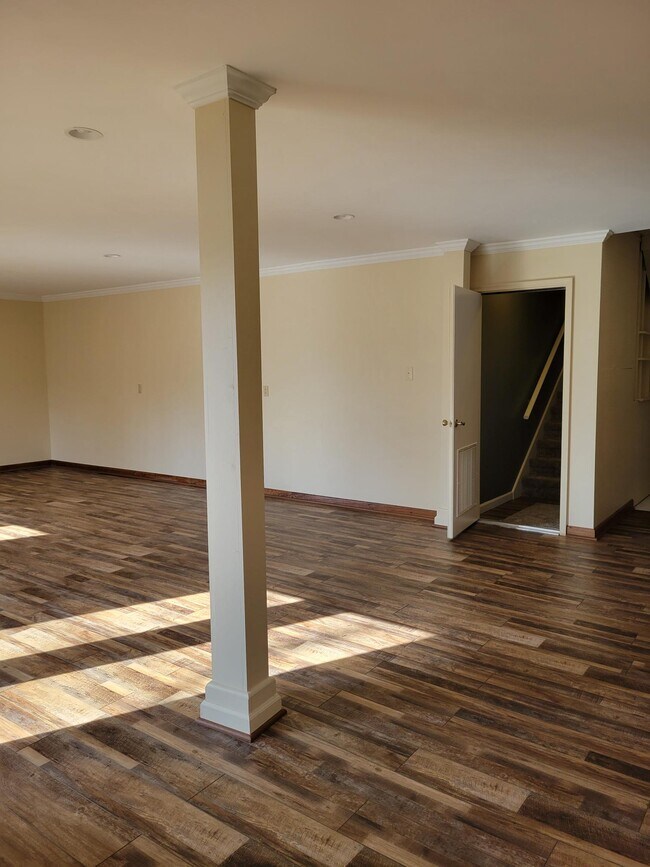 Building Photo - 116 Knollwood Ln